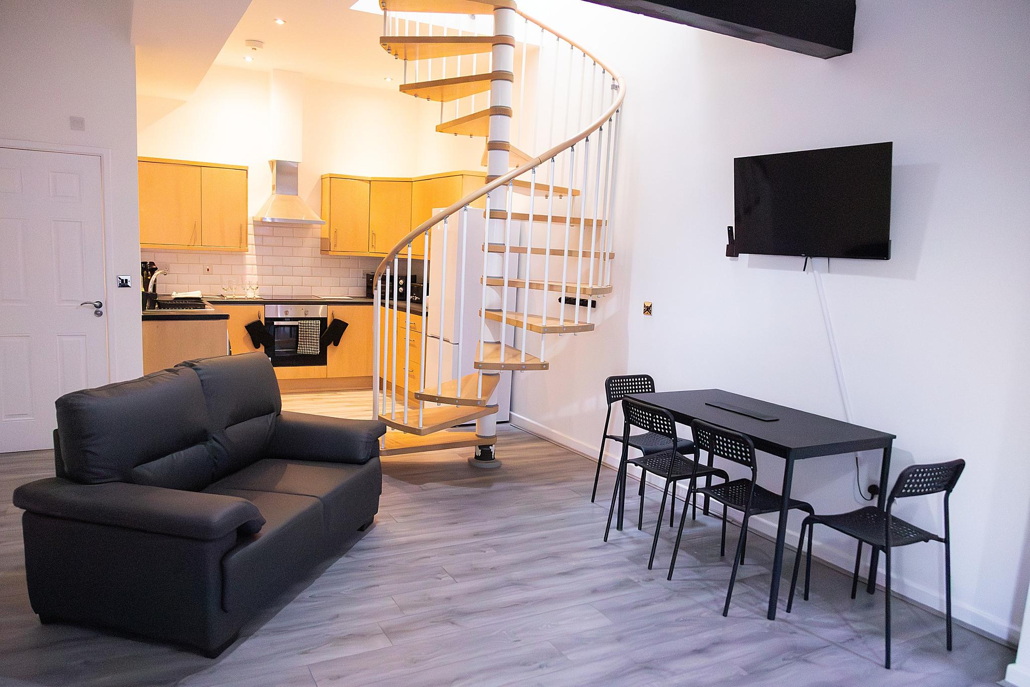 3-Bed Anfield | Private Parking | Sleeps 10